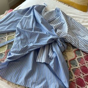 great feminine tailored top, fits medium to large